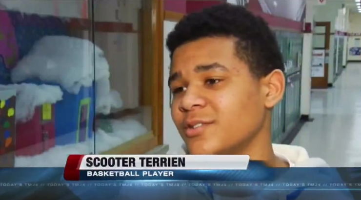 Illustration de l'article : Une cheerleader trisomique &eacute;tait intimid&eacute;e par la foule jusqu'&agrave; ce que 3 basketteurs s'en m&ecirc;lent...