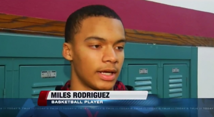 Illustration de l'article : Une cheerleader trisomique &eacute;tait intimid&eacute;e par la foule jusqu'&agrave; ce que 3 basketteurs s'en m&ecirc;lent...