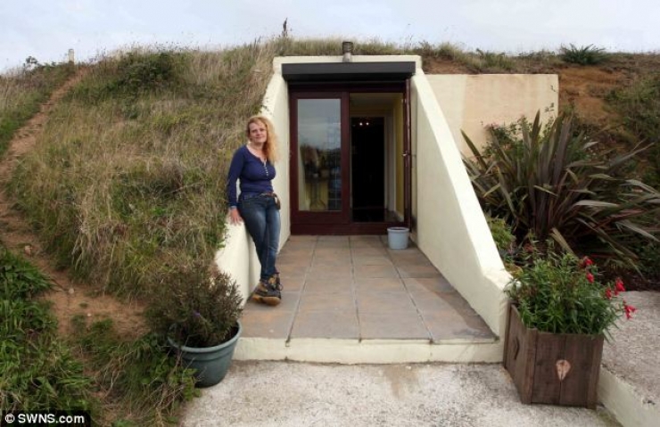 Illustration de l'article : Ne voulant pas d'une maison banale, elle s'achète un Bunker et le rénove... Chapeau Madame !