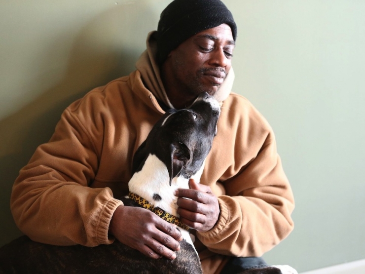 Illustration de l'article : L'&eacute;mouvante histoire d'un sans-abri et de son chien ! Quand la vie vous offre une deuxi&egrave;me chance...