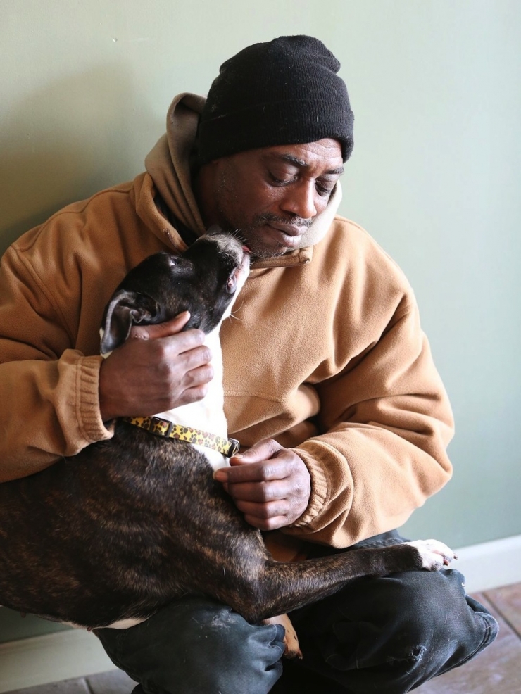 Illustration de l'article : L'&eacute;mouvante histoire d'un sans-abri et de son chien ! Quand la vie vous offre une deuxi&egrave;me chance...