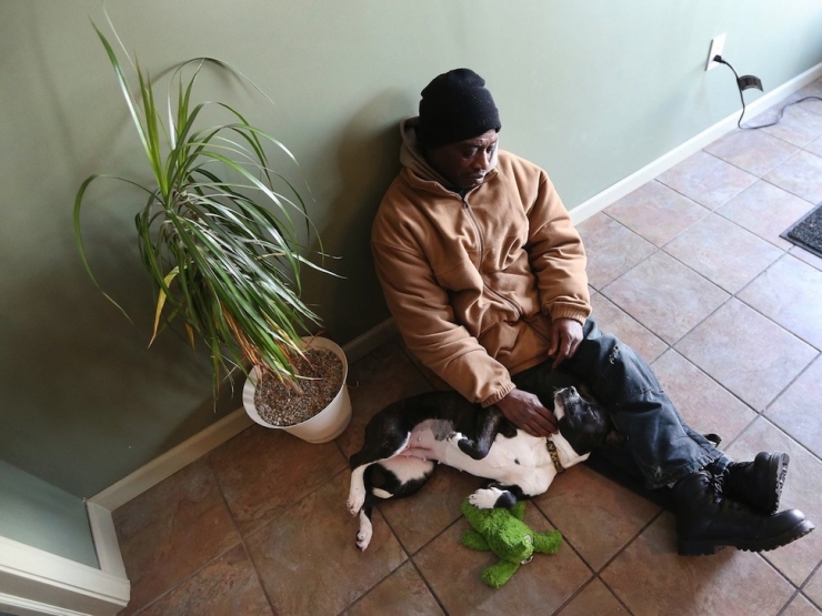 Illustration de l'article : L'&eacute;mouvante histoire d'un sans-abri et de son chien ! Quand la vie vous offre une deuxi&egrave;me chance...