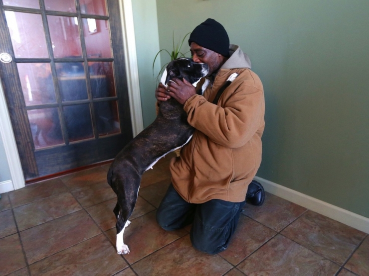 Illustration de l'article : L'&eacute;mouvante histoire d'un sans-abri et de son chien ! Quand la vie vous offre une deuxi&egrave;me chance...