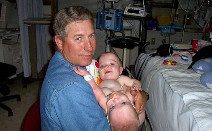 Illustration de l'article : Les deux jumelles qui se trouvent parmi ces tripl&eacute;s ont une particularit&eacute; tr&egrave;s rare...