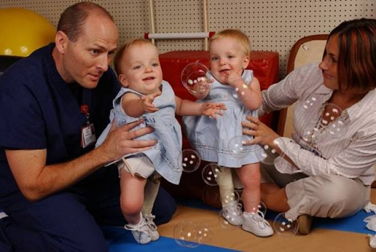 Illustration de l'article : Les deux jumelles qui se trouvent parmi ces tripl&eacute;s ont une particularit&eacute; tr&egrave;s rare...