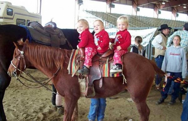 Illustration de l'article : Les deux jumelles qui se trouvent parmi ces tripl&eacute;s ont une particularit&eacute; tr&egrave;s rare...