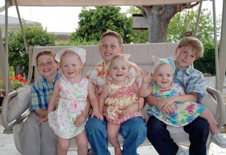 Illustration de l'article : Les deux jumelles qui se trouvent parmi ces tripl&eacute;s ont une particularit&eacute; tr&egrave;s rare...