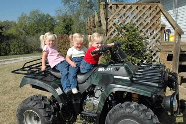 Illustration de l'article : Les deux jumelles qui se trouvent parmi ces tripl&eacute;s ont une particularit&eacute; tr&egrave;s rare...