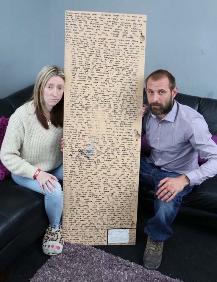 Illustration de l'article : &Agrave; 12 ans, elle meurt d'un cancer et ses parents font une d&eacute;couverte d&eacute;chirante derri&egrave;re le miroir...