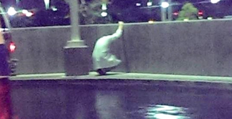 Illustration de l'article : Un docteur s'effondre en larmes dans le parking pour une raison qui vous brisera le coeur !