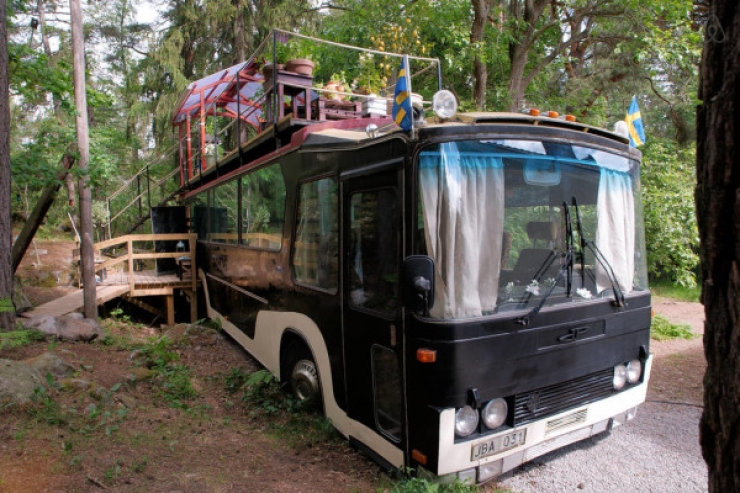 Illustration de l'article : Un couple trouve un vieux bus et le transforme de manière magistrale... L'intérieur est magnifique !