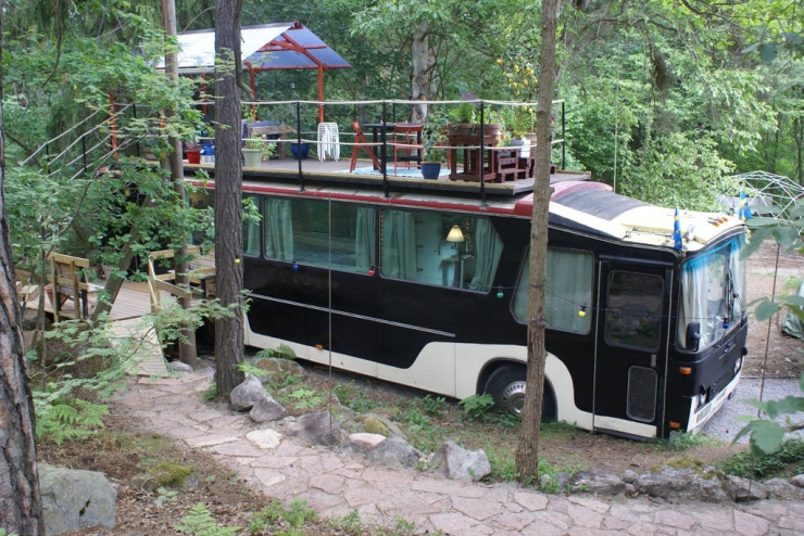 Illustration de l'article : Un couple trouve un vieux bus et le transforme de manière magistrale... L'intérieur est magnifique !