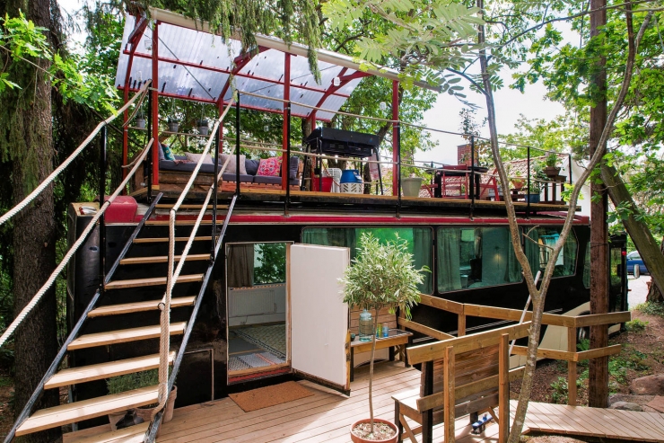 Illustration de l'article : Un couple trouve un vieux bus et le transforme de manière magistrale... L'intérieur est magnifique !