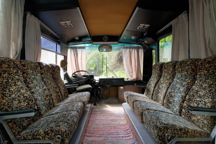 Illustration de l'article : Un couple trouve un vieux bus et le transforme de manière magistrale... L'intérieur est magnifique !