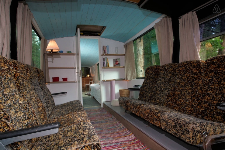 Illustration de l'article : Un couple trouve un vieux bus et le transforme de manière magistrale... L'intérieur est magnifique !