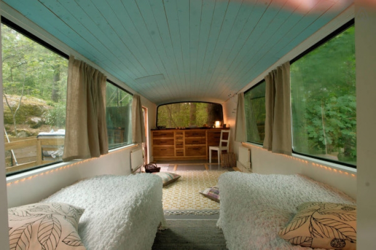 Illustration de l'article : Un couple trouve un vieux bus et le transforme de manière magistrale... L'intérieur est magnifique !