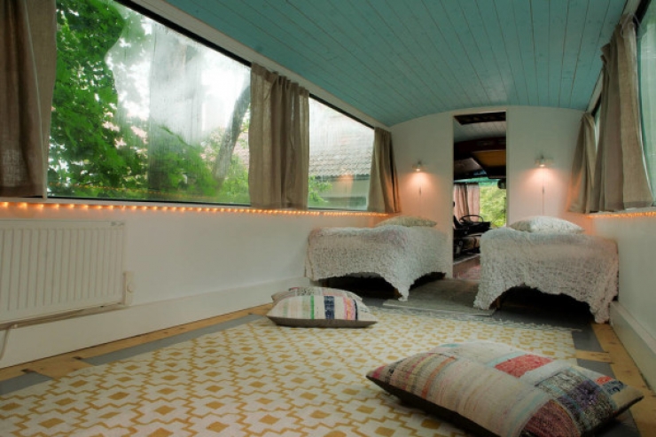 Illustration de l'article : Un couple trouve un vieux bus et le transforme de manière magistrale... L'intérieur est magnifique !