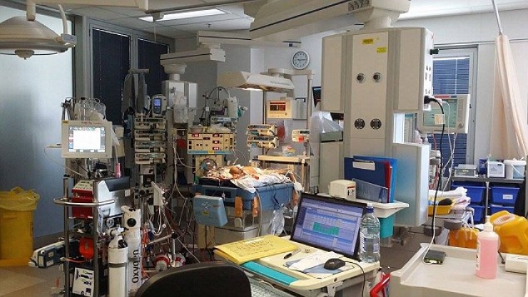 Illustration de l'article : Ce b&eacute;b&eacute; est mort d'un simple bisous et le plus effrayant c'est ce qui a provoqu&eacute; ce drame...