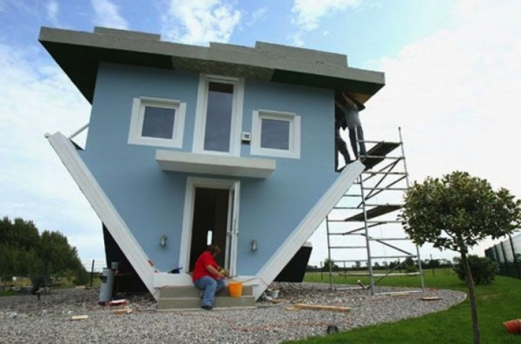 Illustration de l'article : Cette maison bleue semble assez bizarre mais attendez de voir l'intérieur...