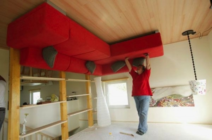 Illustration de l'article : Cette maison bleue semble assez bizarre mais attendez de voir l'intérieur...