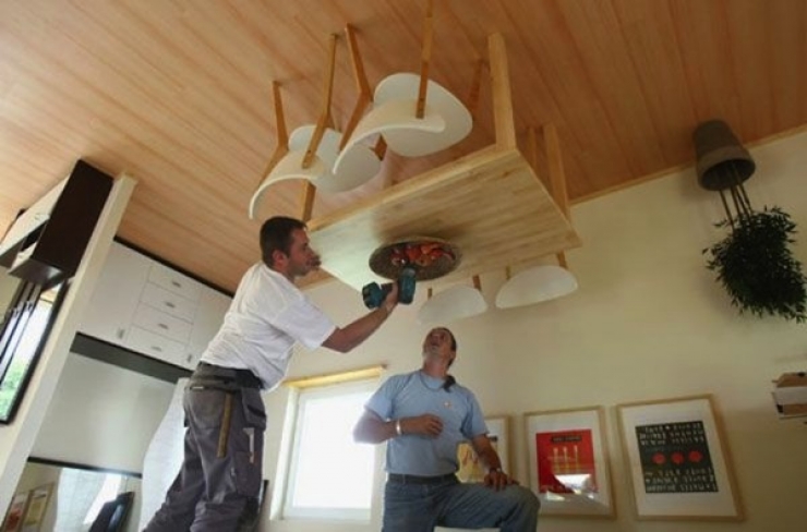 Illustration de l'article : Cette maison bleue semble assez bizarre mais attendez de voir l'intérieur...