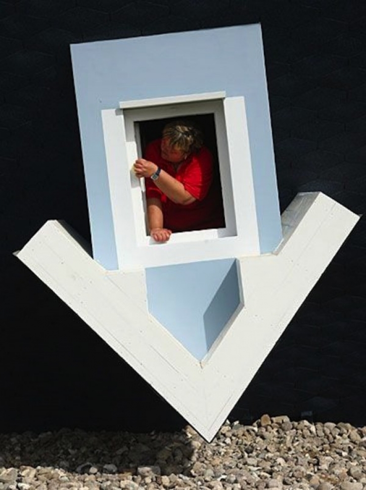 Illustration de l'article : Cette maison bleue semble assez bizarre mais attendez de voir l'intérieur...