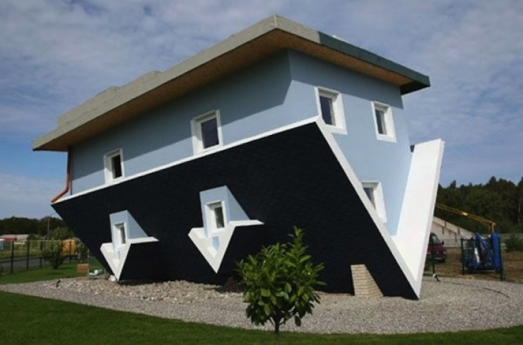Illustration de l'article : Cette maison bleue semble assez bizarre mais attendez de voir l'intérieur...