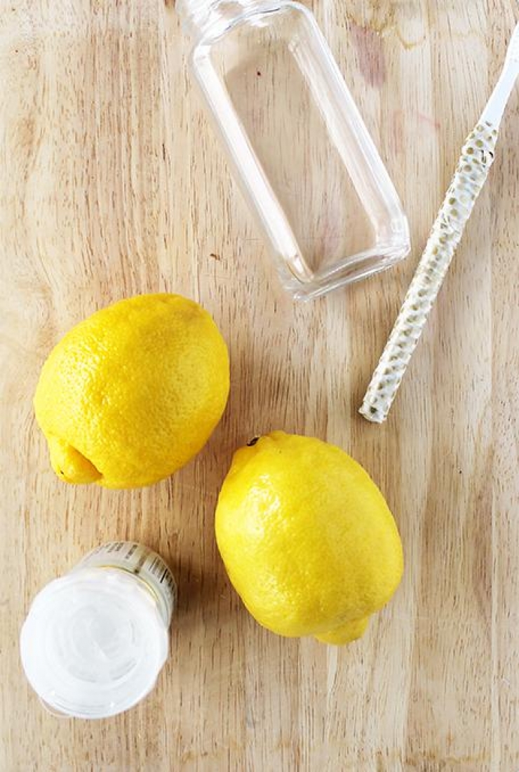 Illustration de l'article : Un d&eacute;tachant magique pour faire partir les cernes de transpiration en dessous des bras...