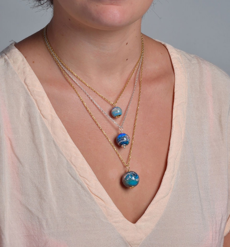 Illustration de l'article : Merry Coor r&eacute;alise des perles de verre avec les cendre des d&eacute;funts...