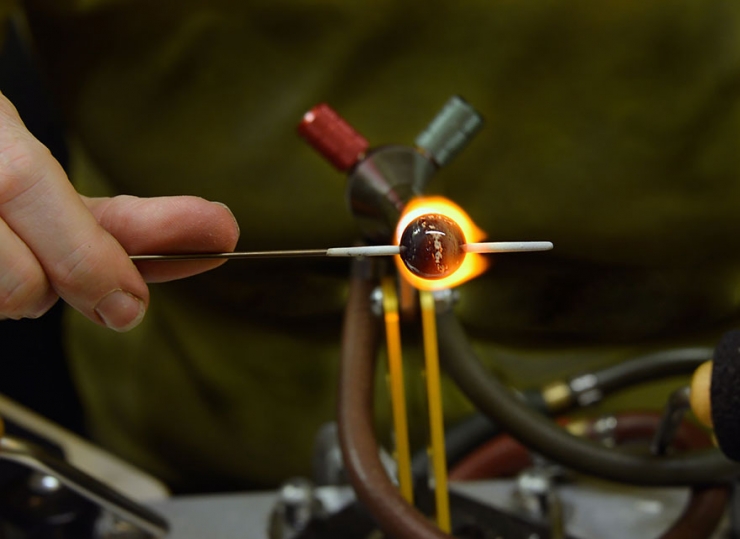 Illustration de l'article : Merry Coor r&eacute;alise des perles de verre avec les cendre des d&eacute;funts...