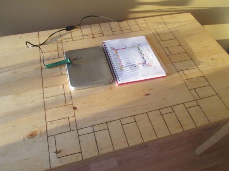 Illustration de l'article : Il transforme sa vieille table de cuisine en plateau de Monopoly