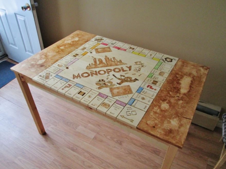 Illustration de l'article : Il transforme sa vieille table de cuisine en plateau de Monopoly