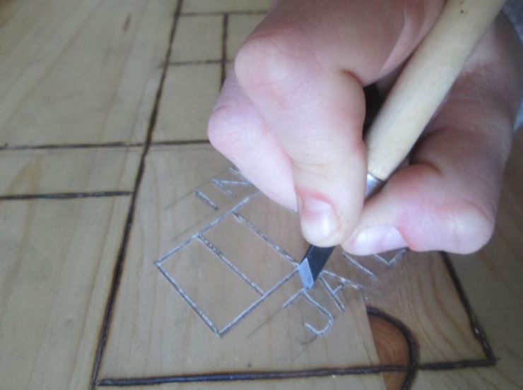 Illustration de l'article : Il transforme sa vieille table de cuisine en plateau de Monopoly