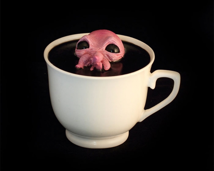 Illustration de l'article : Des cr&eacute;atures des profondeurs ont &eacute;lu domicile dans les tasses cr&eacute;&eacute;es par cet artiste