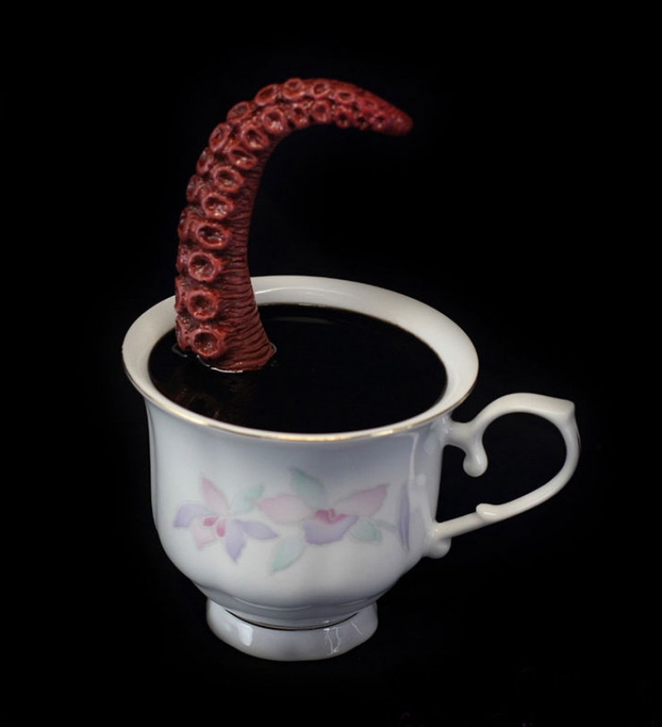Illustration de l'article : Des créatures des profondeurs ont élu domicile dans les tasses créées par cet artiste