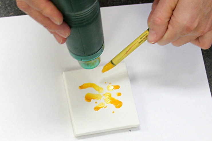 Illustration de l'article : Une d&eacute;coration tr&egrave;s jolie &agrave; pr&eacute;parer juste avec un peu de cire et une toile. Vous allez adorer !