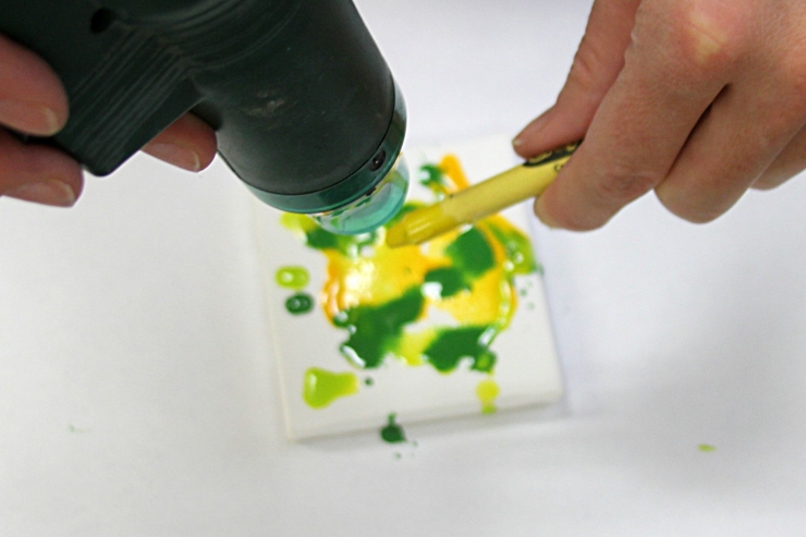 Illustration de l'article : Une d&eacute;coration tr&egrave;s jolie &agrave; pr&eacute;parer juste avec un peu de cire et une toile. Vous allez adorer !