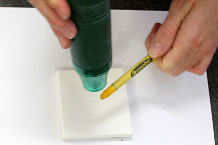 Illustration de l'article : Une d&eacute;coration tr&egrave;s jolie &agrave; pr&eacute;parer juste avec un peu de cire et une toile. Vous allez adorer !