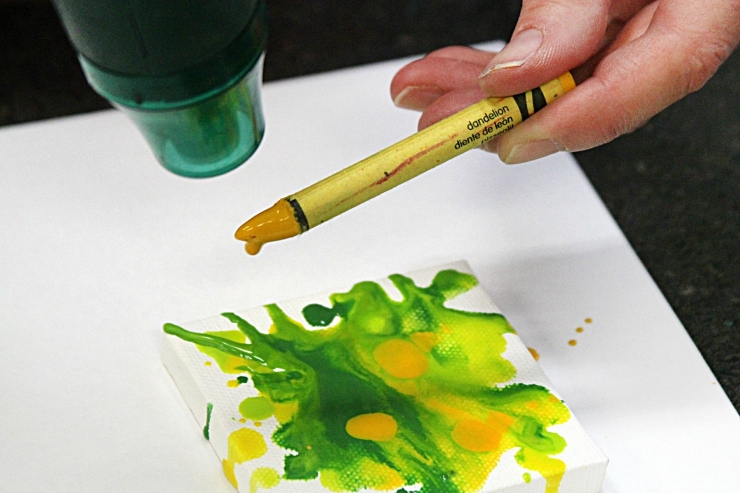 Illustration de l'article : Une d&eacute;coration tr&egrave;s jolie &agrave; pr&eacute;parer juste avec un peu de cire et une toile. Vous allez adorer !