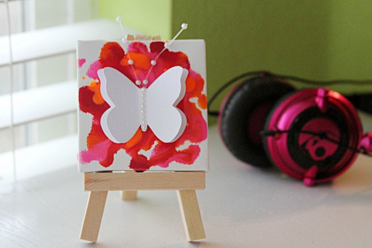 Illustration de l'article : Une d&eacute;coration tr&egrave;s jolie &agrave; pr&eacute;parer juste avec un peu de cire et une toile. Vous allez adorer !