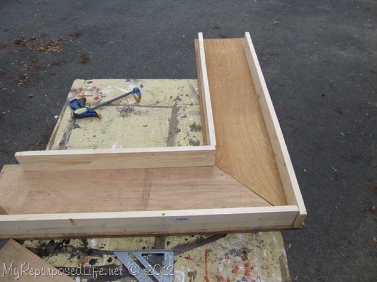 Illustration de l'article : Une jolie petite banquette r&eacute;alis&eacute;e &agrave; partir d'un lit d'enfant...