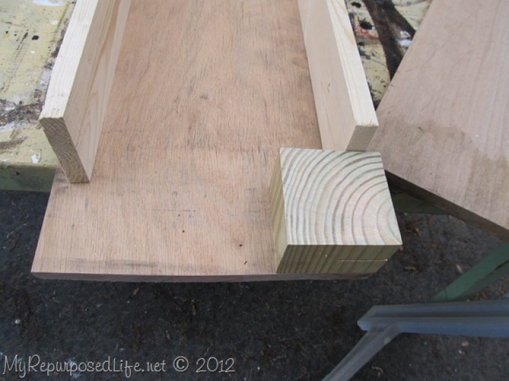 Illustration de l'article : Une jolie petite banquette r&eacute;alis&eacute;e &agrave; partir d'un lit d'enfant...