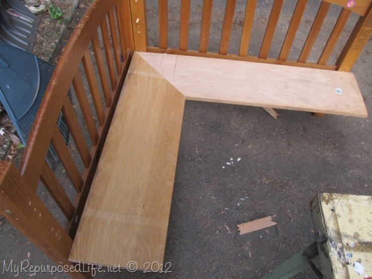 Illustration de l'article : Une jolie petite banquette r&eacute;alis&eacute;e &agrave; partir d'un lit d'enfant...