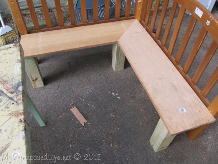 Illustration de l'article : Une jolie petite banquette r&eacute;alis&eacute;e &agrave; partir d'un lit d'enfant...