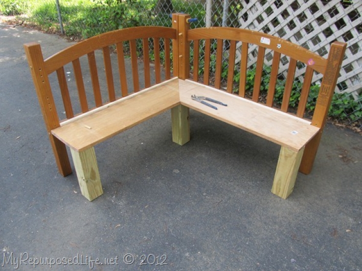 Illustration de l'article : Une jolie petite banquette r&eacute;alis&eacute;e &agrave; partir d'un lit d'enfant...