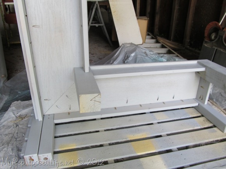 Illustration de l'article : Une jolie petite banquette r&eacute;alis&eacute;e &agrave; partir d'un lit d'enfant...