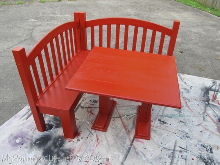 Illustration de l'article : Une jolie petite banquette r&eacute;alis&eacute;e &agrave; partir d'un lit d'enfant...