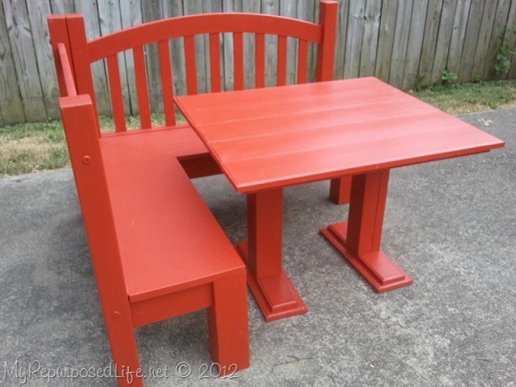 Illustration de l'article : Une jolie petite banquette r&eacute;alis&eacute;e &agrave; partir d'un lit d'enfant...