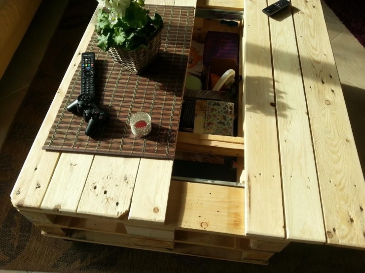 Illustration de l'article : Plus qu'une simple table, ce qu'il se cr&eacute;e avec ses palettes de bois va vous faire envie...