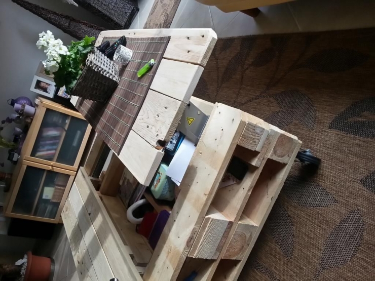 Illustration de l'article : Plus qu'une simple table, ce qu'il se cr&eacute;e avec ses palettes de bois va vous faire envie...